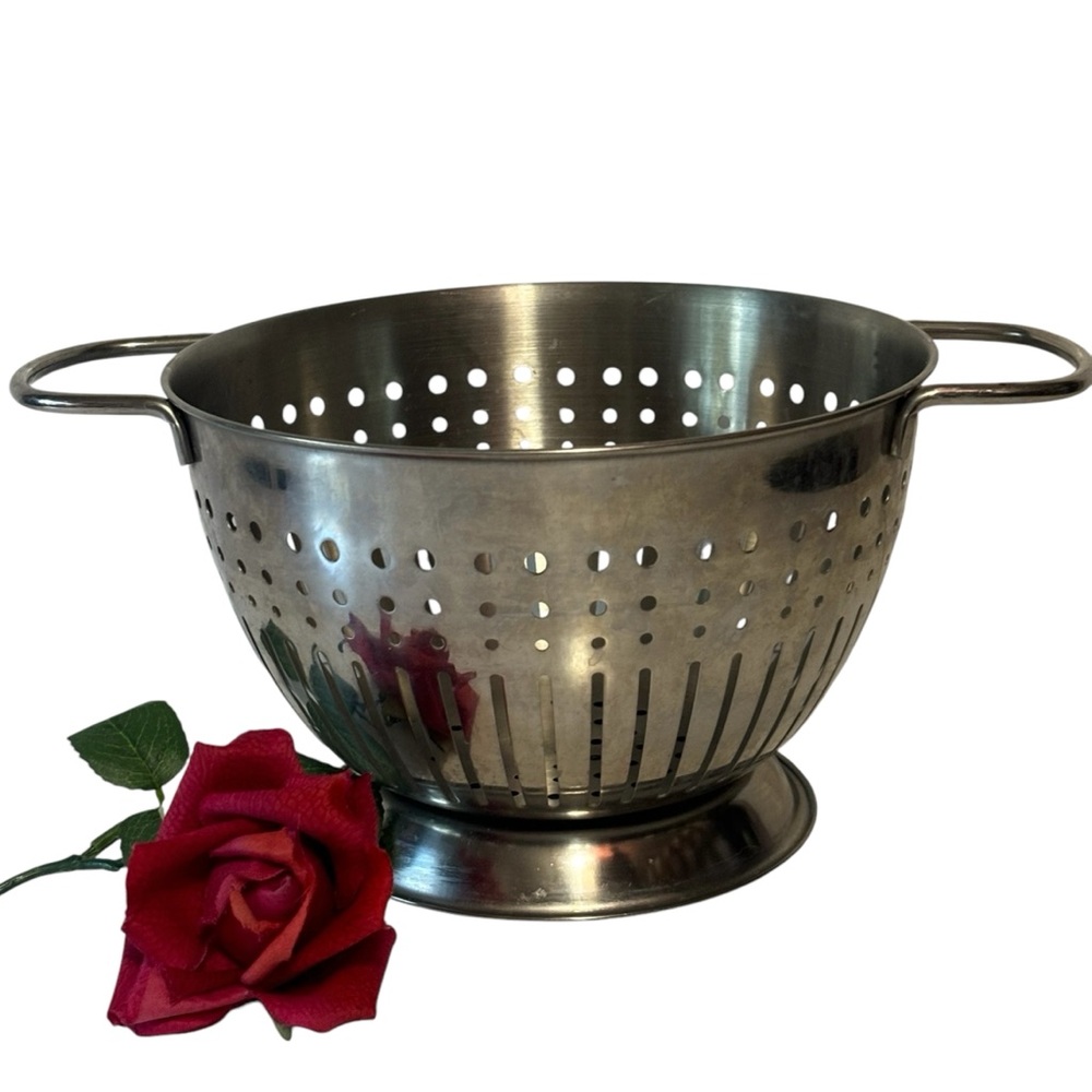 Stainless steel footed colander strainer like new